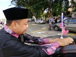 Ahli Parlimen Kemaman, Che Alias Abdul Hamid memasang bendera pada kereta dalam program anjuran Pejabat Penerangan Daerah Kemaman.