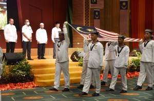 Ahmad Samsuri (kiri) menyaksikan upacara perarakan Jalur Gemilang pada majlis perasmian Pelancaran Bulan Kebangsaan dan Kibar Jalur Gemilang peringkat negeri Terengganu di Wisma Darul Iman, Kuala Terengganu.