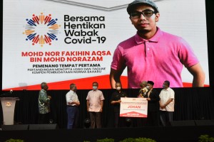 Mohd Nor Fakihin Aqsa Mohd Nor Azam (dua dari kanan) juara Pertandingan Mencipta Logo dan Tagline Kempen Pembudayaan Norma Baharu anjuran Kementerian Komunikasi dan Multimedia Malaysia. 