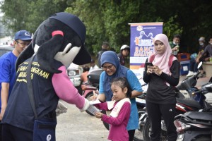 Maskot 'kakak banci' mengedarkan risalah bancian kepada pengunjung cilik Bukit Besar, Kuala Terengganu.