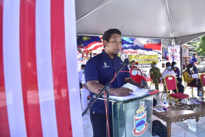 Wakil Pegawai Daerah Semporna, Mohd. Azmi Anuar Minduru ketika membacakan teks ucapan perasmian.