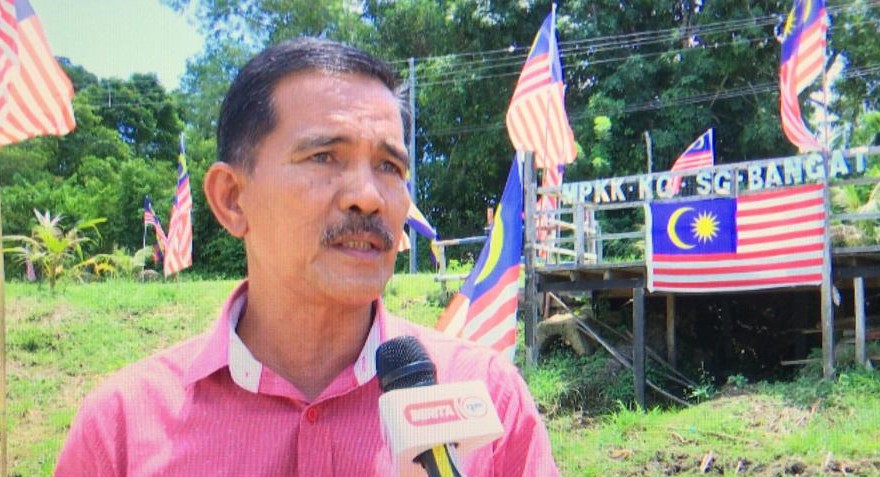 Penduduk kampung akan memasang Jalur Gemilang di sekitar kampung walaupun tidak menyertai sebarang pertandingan - Ketua Kampung Sungai Bangat Osman Dullah.