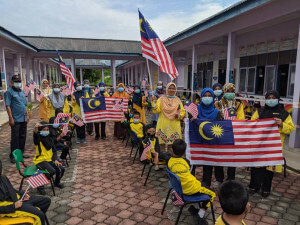 Kakitangan Pejabat Penerangan Daerah Marang bersama guru-guru dan para murid di Tadika Yayasan Islam Cawangan Marang.