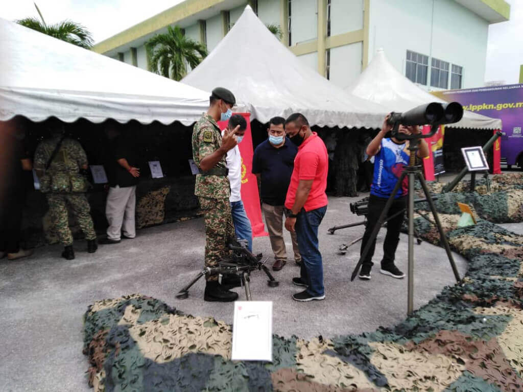 Pengunjung program Merdeka@Komuniti melihat pameran ATM di Briged Ke-11 Infantri Malaysia, Sungai Buloh hari ini.