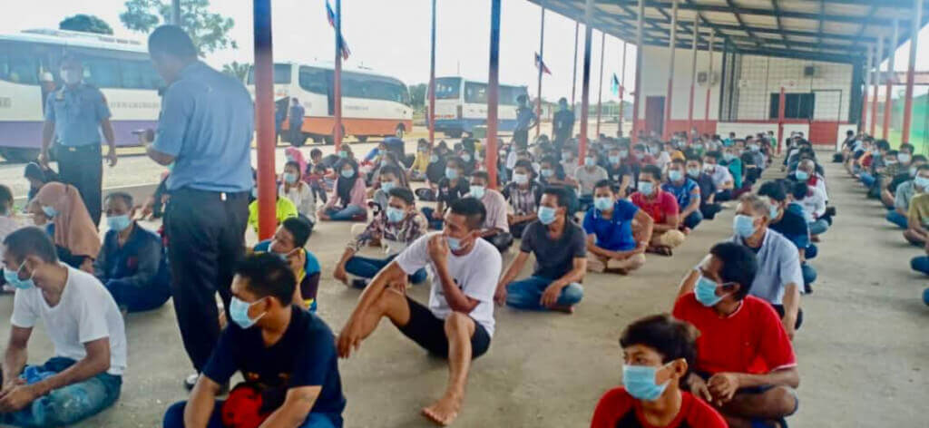 Seramai 131 PATI yang sedang menunggu masa untuk menaiki kapal.