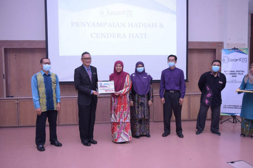 Hatta (dua dari kiri) menyampaikan hadiah kepada pemenang bagi pertandingan menghasilkan video pembelajaran PMM.