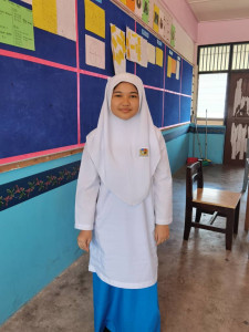 Nurbatrisyia Awang,14 tahun pelajar Kelab Rukun Negara SMK Kijal.