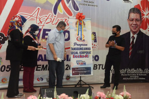 Dato Saifuddin Abdullah melakukan gimik pelancaran Program Tanggungjawab Sosial Korporat Books4U.