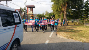 Aktiviti perarakan sambil mengibarkan Jalur Gemilang mendapat sambut yang meriah.