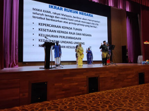 Bacaan Ikrar Rukun Negara oleh wakil pelbagai kaum mewakili perbezaan etnik di Malaysia.