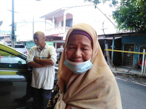 Ibu mangsa, Faizah Mohd Hussin sedang mengait buah mangga di luar rumah ketika kejadian berlaku.