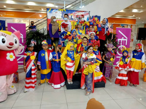Barisan peserta pertandingan pakaian beragam kanak-kanak bertemakan "Malaysia".