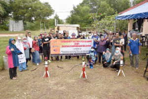 Ahli Kawasan Rukun Tetangga (KRT) Teluk Ketapang bergambar bersama warga Jabatan Penerangan Negeri Terengganu dalam program `Community Action Programe’ di Kampung Teluk Ketapang, Kuala Nerus.