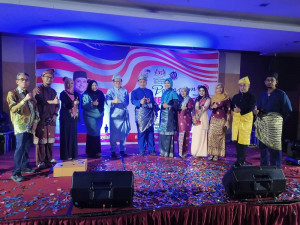 Sebahagian tetamu memakai busana Melayu bertemakan Pakaian Tradisional Malaysia mewarnai Sambutan Hari Malaysia 2020.