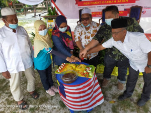 ADUN Serkam, Datuk Zaidi Attan  memotong pulut kuning 63 tahun sambutan Kemerdekaan Negara.