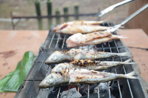 Santai-santai bakar ikan juga dijadikan acara hujung minggu di beberapa lokasi berlangsungnya Jejak Budaya Marang 2020.