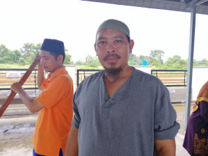 Timbalan Pengerusi Majlis Pengurusan Komuniti Kampung (MPKK) Taman Perumahan Alam Perdana, Mat Mokhtar Ahmad, 46 tahun.