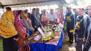 Ahli Dewan Undangan Negeri (ADUN) Sura, Wan Hapandi Wan Nik melawat gerai pameran kuih tradisional dalam Program Belia Jiwa Merdeka, di Kuala Dungun, baru-baru ini.