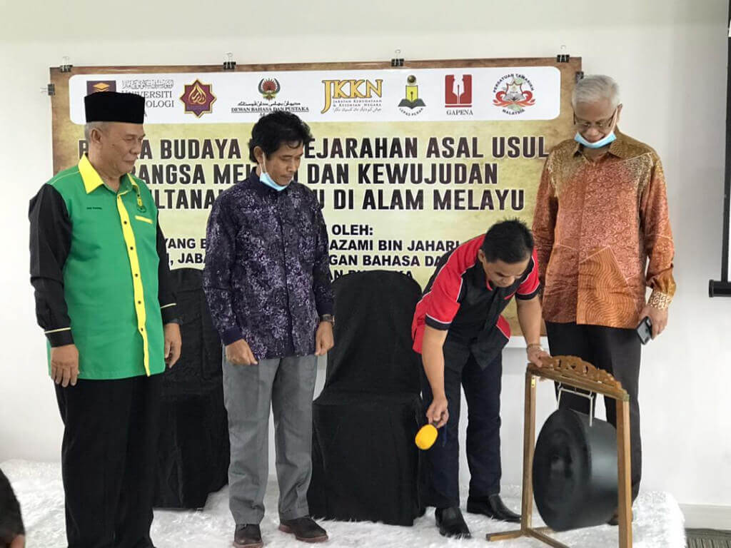 Dr. Hazami (dua dari kanan) ketika menyempurnakan gimik perasmian program.