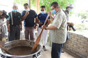 Menteri KKMM mengacau bubur Asyura bersama masyarakat setempat di masjid Jamek Beserah, Kuantan.