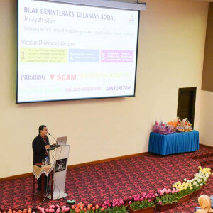 Dalam majlis sama, peserta turut diberikan info berkaitan pencegahan Jenayah Siber oleh Penolong Pengarah MCMC Melaka, Mohamad Arif Haron,.