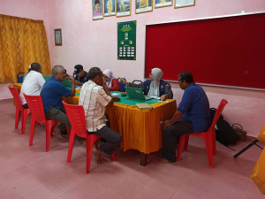 Penduduk komuniti di sekitar Mukim Rusila membuat pengisian e-Census dibantu oleh kakitangan Jabatan Perangkaan Negeri Terengganu.