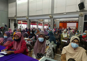 Golongan suri rumah yang hadir dalam program Jelajah KWSP di Hulu Terengganu oleh Mobile Team KWSP Cawangan Terengganu.