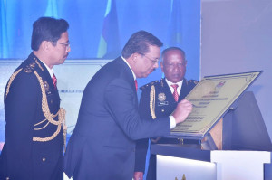 Ketua Setiausaha Negara, Tan Sri Mohd Zuki Ali menandatangani plak perasmian Kompleks Suruhanjaya Pencegahan Rasuah Malaysia (SPRM) negeri Terengganu.