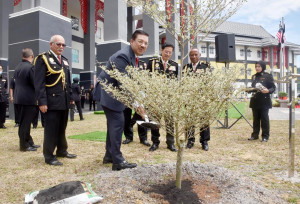 Tan Sri Mohd Zuki Ali menanam pokok Bucida selepas merasmikan Kompleks Suruhanjaya Pencegahan Rasuah Malaysia (SPRM) negeri Terengganu.
