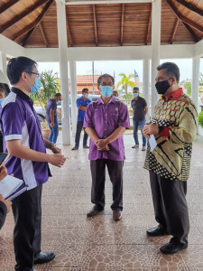 Dr. Tan Sin Yew, Pegawai Kesihatan Daerah Marang memberi penerangan kepada Ahmad Razif.