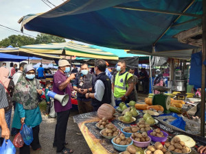 Op Pematuhan SOP oleh pelbagai Agensi telah dilaksanakan di Pasar Pagi Awam, Penaga.