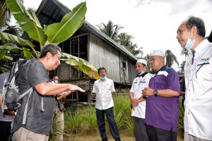 Ariffin (dua dari kanan) mendengar taklimat mengenai rumah peninggalan ulama Tuan Guru Haji Abdul Rahman Limbong pada sesi lawatan menjejaki lokasi sejarah ulama tersohor Terengganu di Kampung Beladau Kolam, Kuala Terengganu.