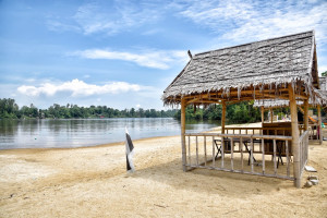 Pantai Banggol Cempedak di pesisir Sungai Terengganu kini dikenalpasti sebagai destinasi pelancongan terbaharu di Terengganu.