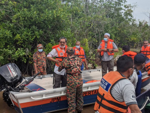 ADUN Pengkalan Berangan, Sulaiman Sulong (berkopiah) bersama Pegawai Daerah Marang turut menaiki bot penyelamat mangsa banjir.