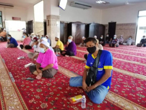 Suasana para peserta mematuhi SOP dan Norma Baharu hadir di Program Sepakat@Komuniti di Masjid Al - Rahmani Kampung Banggol.