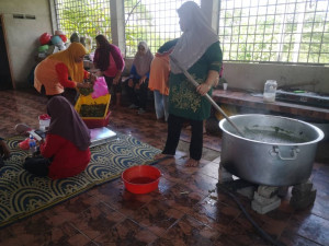Kemeriahan bergotong-royong menyiapkan bubur asyura utara di Balai Raya Kampung Baru Felda Neram, Air Putih.