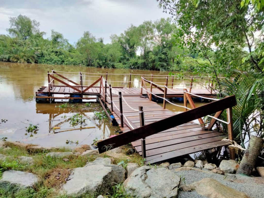 Denai sungai dihalang dan dipagari agar tiada yang beriadah di sini.