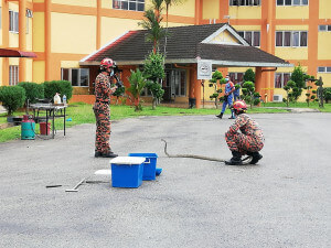 Demonstrasi menjaga jarak selamat jika berhadapan dengan ular.