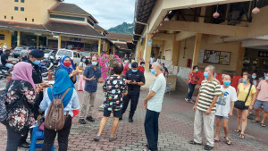 Pengunjung Pasar Awam Kampung Baru menerima sumbangan pelitup muka serta cecair pembasmi kuman dalam Kempen Pembudayaan Norma Baharu di bawah Program IOW.