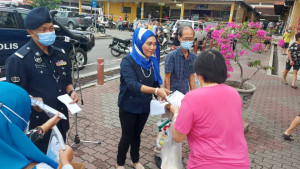 Pegawai Penerangan Daerah SPT, Lizza Imelia M. Sulanah menyampaikan sumbangan kepada pengunjung.