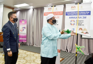 Mohd Nor menggunting gegantung sebagai gimik pelancaran Pembudayaan Norma Baharu : Putuskan Rantaian COVID-19 peringkat Negeri Terengganu di Wisma Darul Iman, Kuala Terengganu.