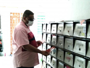 Pegawai JaPen BDB, Prakash telah mengedarkan risalah "Bahaya Demam Denggi" ke Pangsapuri Jalan Tengah,