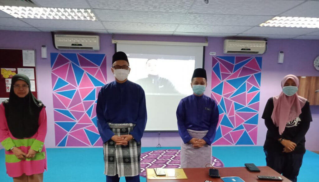 Hatta (dua dari kiri) bersama Ketua Jabatan Perdagangan, Pegawai Perhubungan Awam dan Ketua Program Diploma Akauntansi pada Majlis Penutupan AccFest 2020.