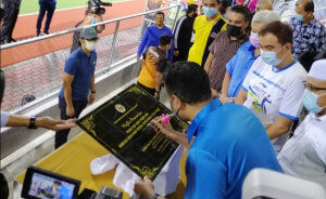Menteri Belia Dan sukan, Reezal Merican, menandatangani plak dalam Majlis Perasmian Projek Naik Taraf Padang Hoki Kompleks Sukan Majlis Bandaraya Seberang Perai ( MBSP), Bertam.