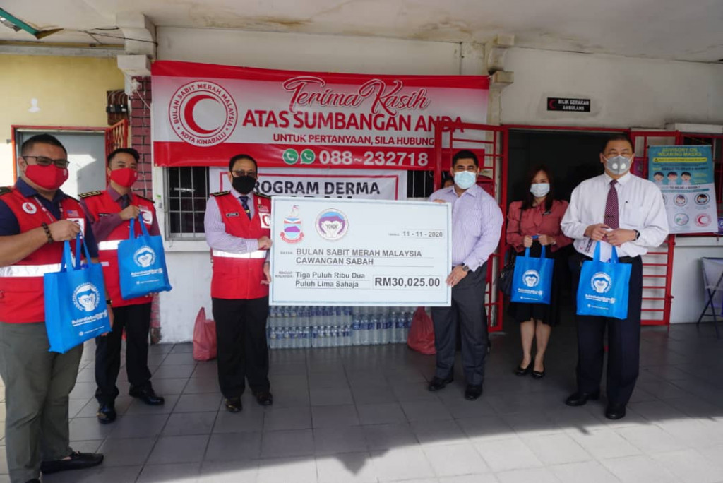 Shahelmey (tiga dari kanan) menyampaikan sumbangan kepada BSMM Sabah.