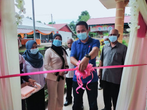 Pengurus Felda Mengkawang, Azman Raja Busu ketika merasmikan pembukaan kedai AnnyHan Salon & Vandor.