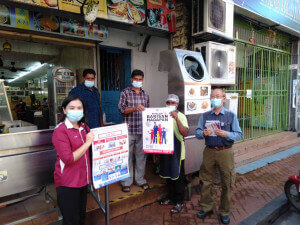 Petugas Info On Wheels (IOW) dari Pejabat Penerangan Daerah Timur Laut (DTL) mengedarkan pelitup muka, “sticker” kenderaan dan poster kepada orang awam dan peniaga di Little India tentang bahaya COVID-19 dan pencegahannya.