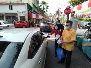 Pelekat kenderaan tentang bahaya COVID-19 dan pencegahannya juga diedarkan kepada pengguna lalulintas di kawasan Little India.