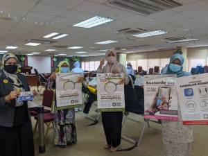 Pegawai Penerangan Daerah Marang, Adawiyah Othman mengedarkan poster dan risalah berkaitan Norma Baharu dan Langkah-langkah pencegahan Covid-19 kepada penderma.