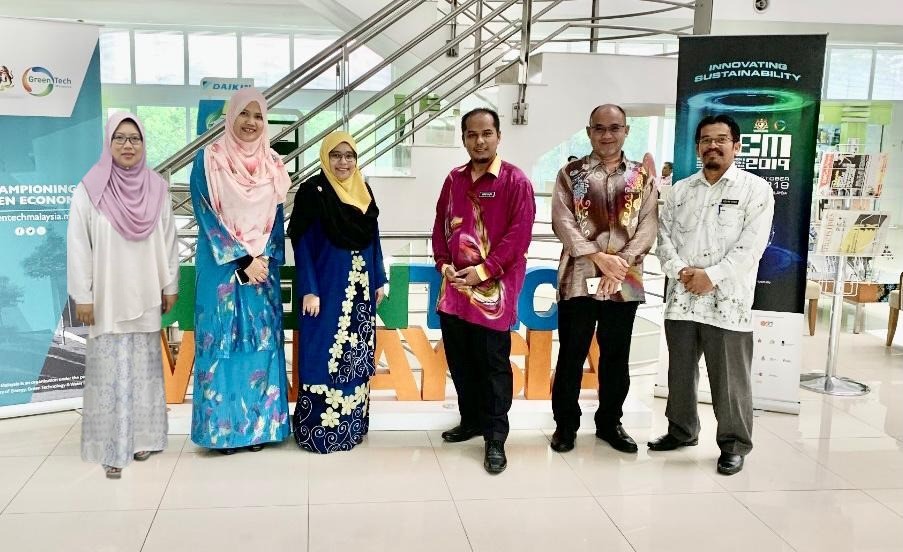 Suzie (dua dari kiri) bersama Jawatankuasa Pengurusan Tenaga PMM baru baru ini di GreenTech Malaysia.